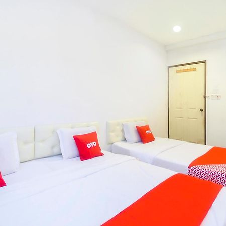 Oyo 44017 L & C Premium Stay Kuching Dış mekan fotoğraf