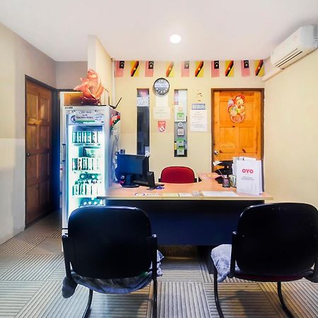 Oyo 44017 L & C Premium Stay Kuching Dış mekan fotoğraf