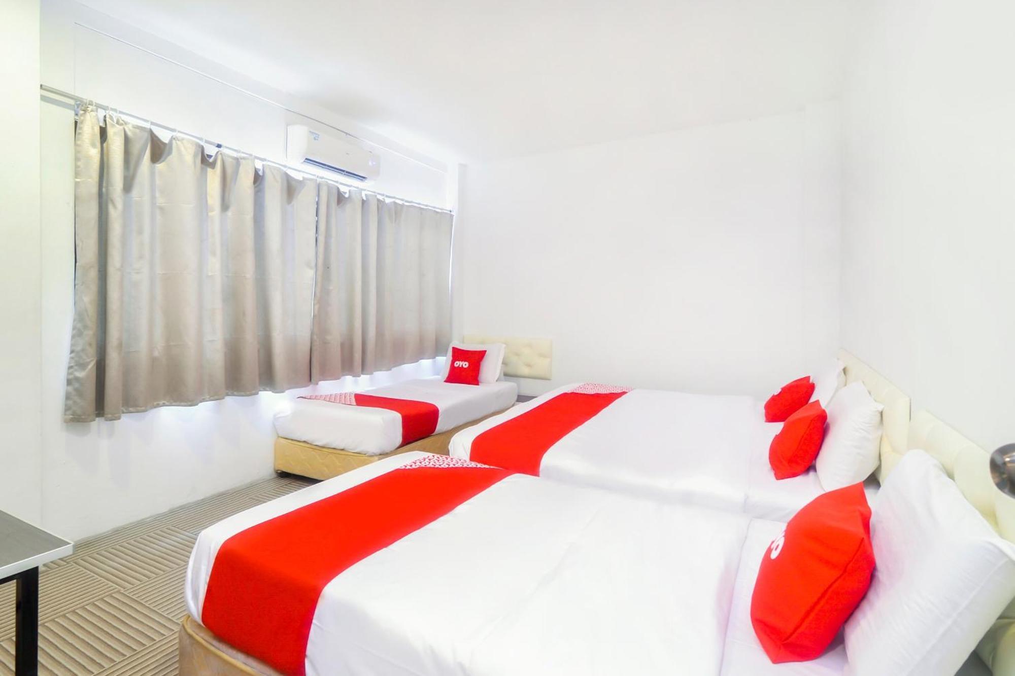 Oyo 44017 L & C Premium Stay Kuching Dış mekan fotoğraf