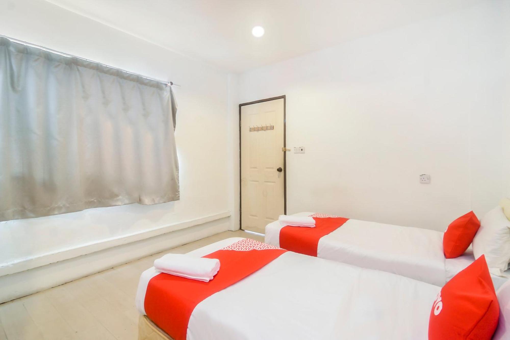 Oyo 44017 L & C Premium Stay Kuching Dış mekan fotoğraf