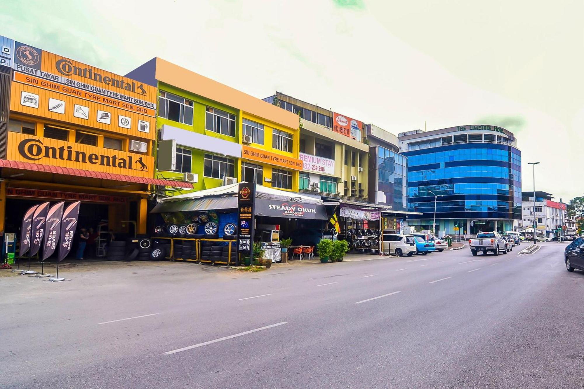 Oyo 44017 L & C Premium Stay Kuching Dış mekan fotoğraf