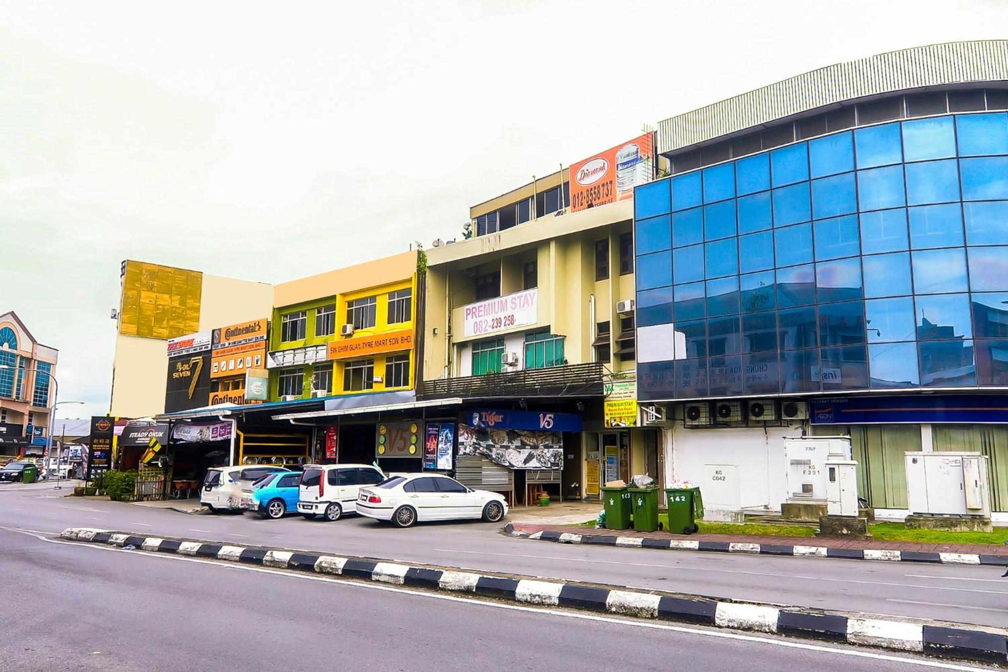 Oyo 44017 L & C Premium Stay Kuching Dış mekan fotoğraf