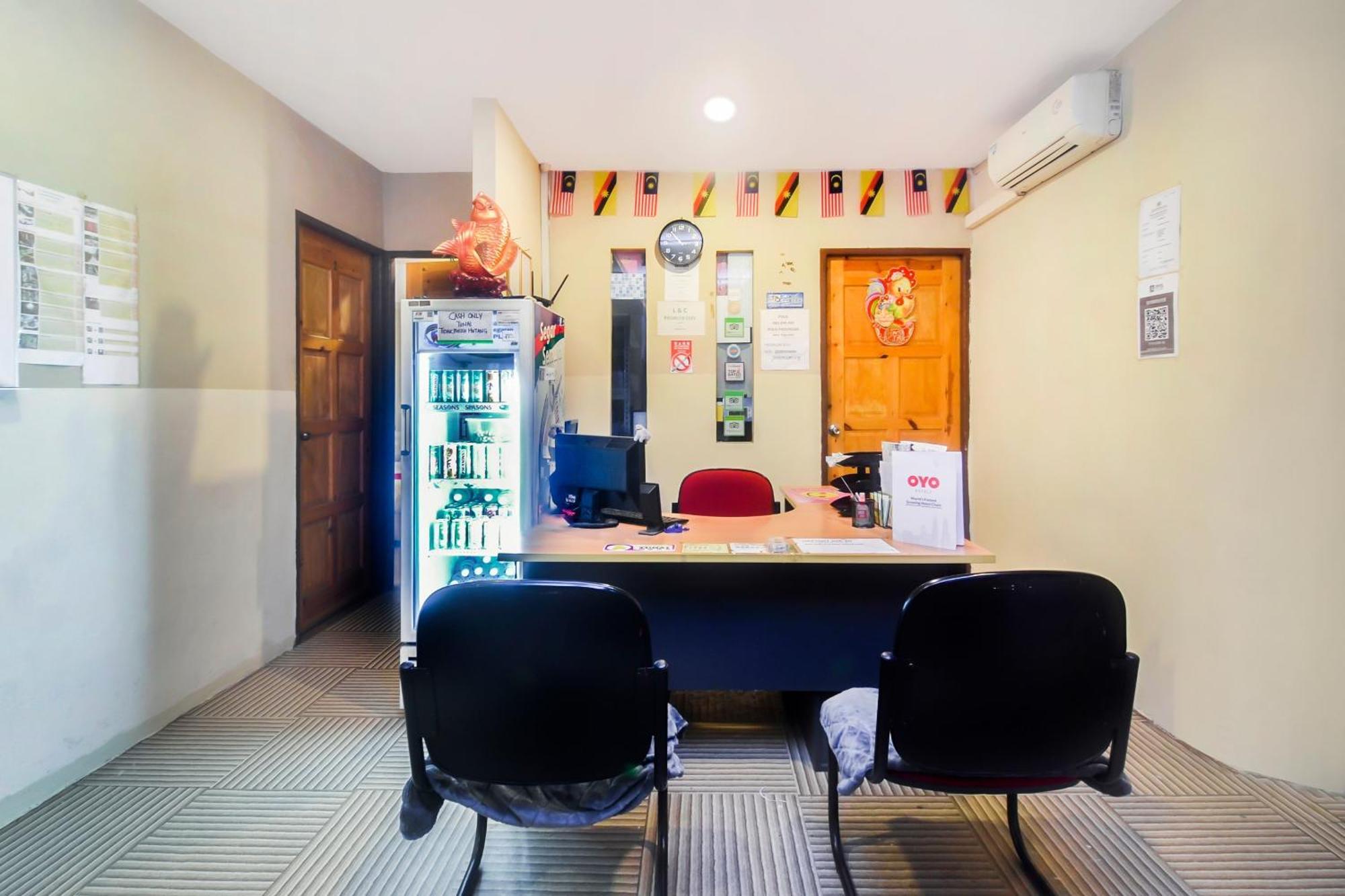Oyo 44017 L & C Premium Stay Kuching Dış mekan fotoğraf
